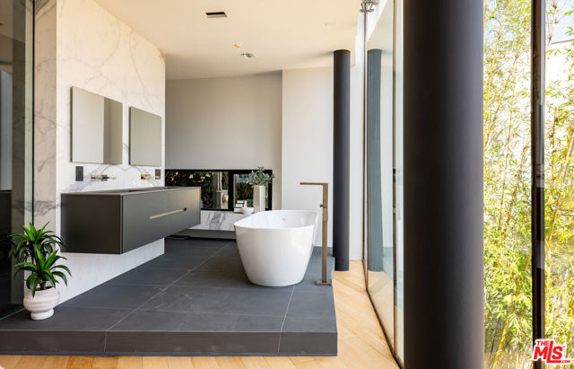 9277 Thrush Way, Los Angeles CA: https://media.crmls.org/mediaz/4b696a52-0605-4338-9e3d-370e96bbf667.jpg