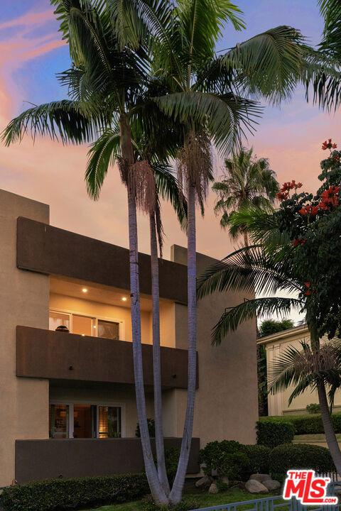 1233 N Laurel Avenue, West Hollywood CA: https://media.crmls.org/mediaz/4b698b7e-e4fe-43e8-a08d-3087346ecfc4.jpg