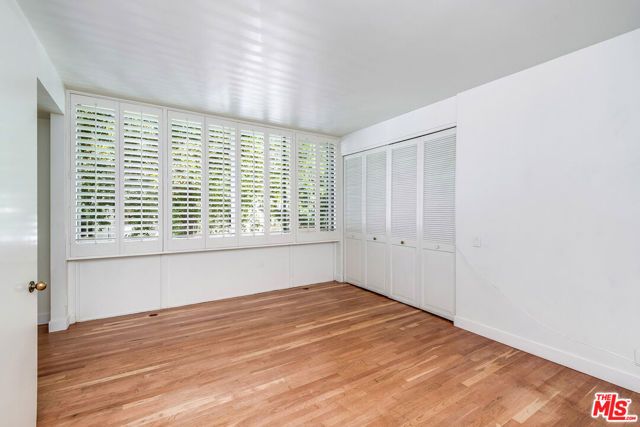 211 S Spalding Drive, Beverly Hills CA: https://media.crmls.org/mediaz/4b6c32de-7d8b-4b10-819d-a48b90b7a487.jpg