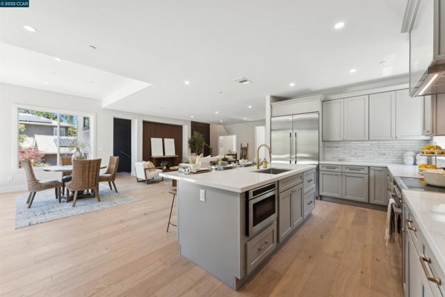 951 Yorkshire Ct, Lafayette CA: https://media.crmls.org/mediaz/4b6c8ec4-e700-41cb-9960-8b9c4a1e38cd.jpg