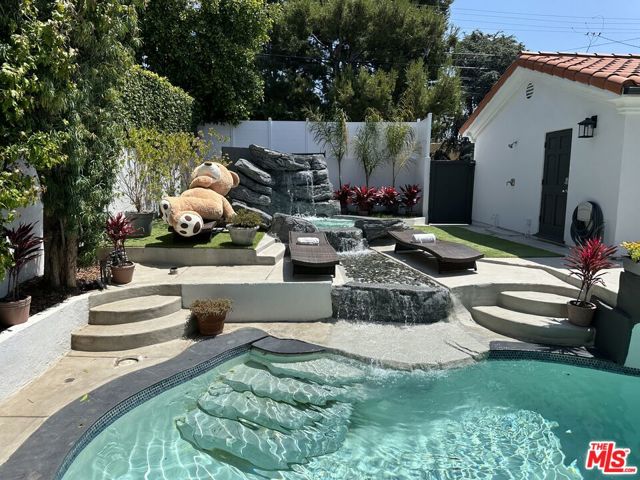 723 10th Street, Santa Monica CA: https://media.crmls.org/mediaz/4b6cf8cc-ac8b-4db1-b719-2efba3b752f6.jpg