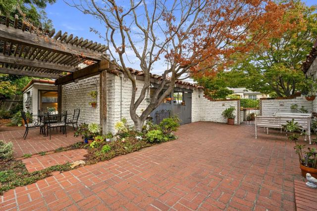 3691 Laguna Avenue, Palo Alto CA: https://media.crmls.org/mediaz/4b6d3a67-f934-4503-9882-5a74b3364164.jpg