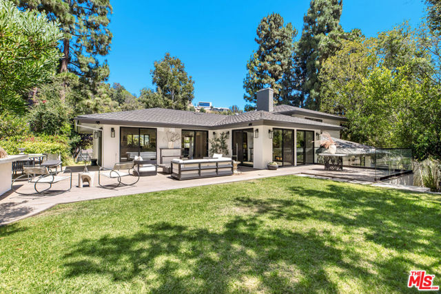 811 N Norman Place, Los Angeles CA: https://media.crmls.org/mediaz/4b6d55f2-ec88-4e36-93f3-0814fad179a6.jpg