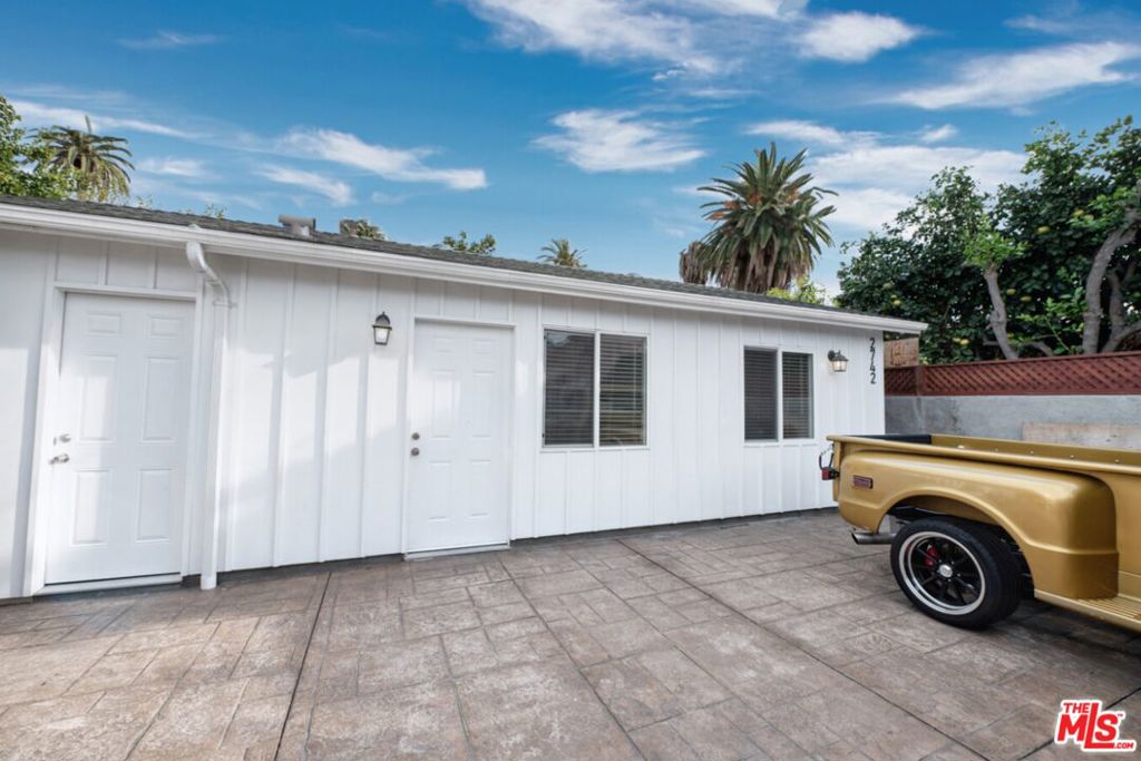 2742 S Rimpau Boulevard — Bungalow
