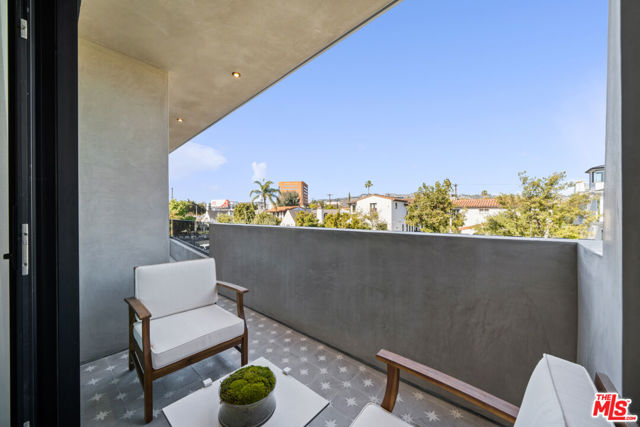 6660 Maryland Drive, Los Angeles CA: https://media.crmls.org/mediaz/4b6dbe0c-cf21-4964-a876-b67f708d6701.jpg