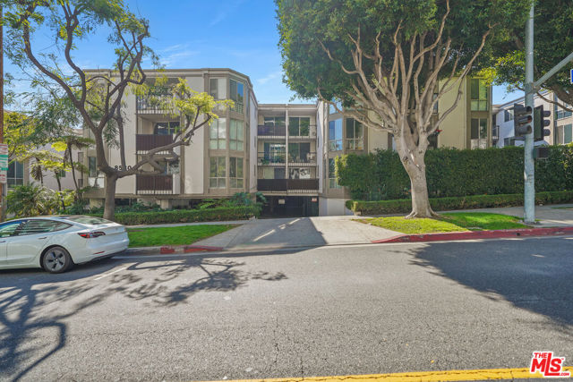 8530 Holloway Drive, West Hollywood CA: https://media.crmls.org/mediaz/4b6de5c3-e685-4d60-833a-30d2d5ddc675.jpg