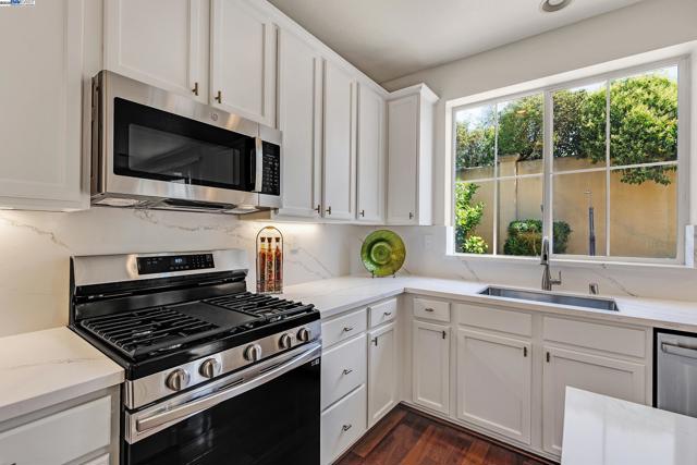 34906 Herringbone Ct, Union City CA: https://media.crmls.org/mediaz/4b6e4140-704d-494e-9262-53ea44117f48.jpg
