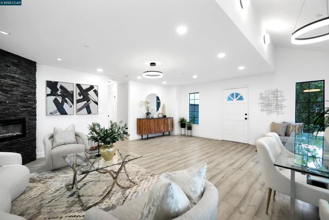 27 Briarwood Ct, Brentwood CA: https://media.crmls.org/mediaz/4b6eb5d1-60e7-4bba-9a55-300daac1b4c0.jpg