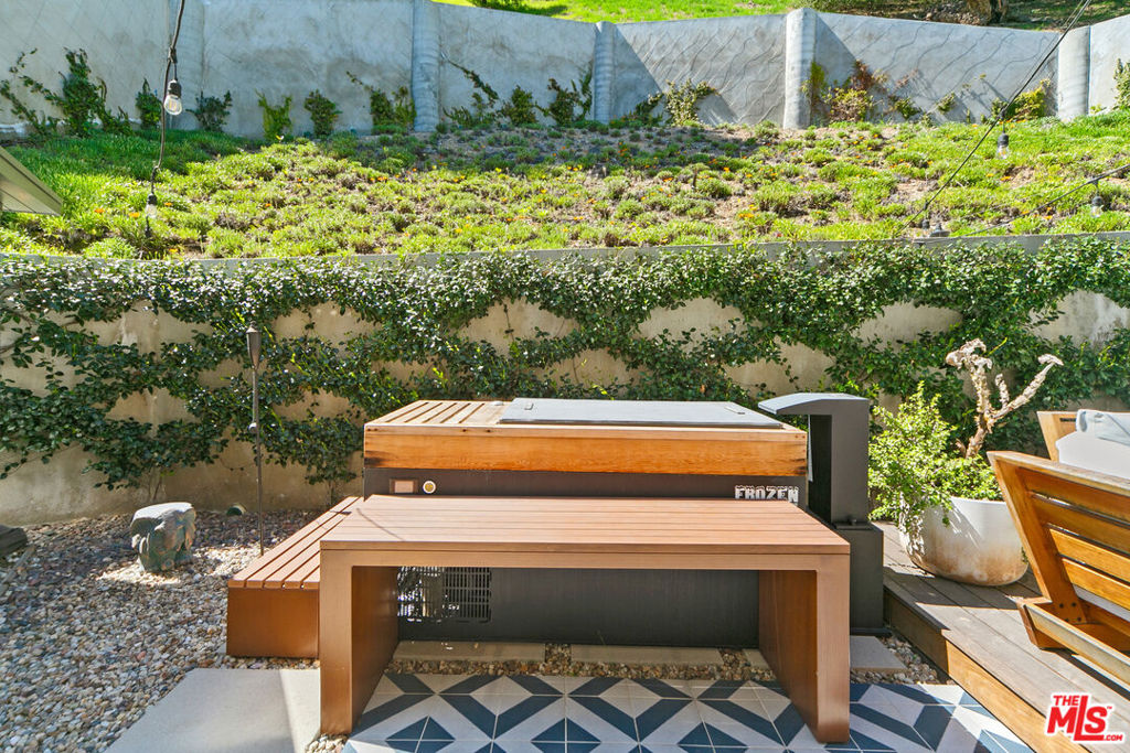 https://media.crmls.org/mediaz/4b6f5910-b50d-457a-9fec-647b753de141.jpg?preset=X-Large