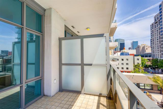 550 Front St, San Diego CA: https://media.crmls.org/mediaz/4b6fc8f7-2c49-4289-8f27-8b8fb575ff5f.jpg
