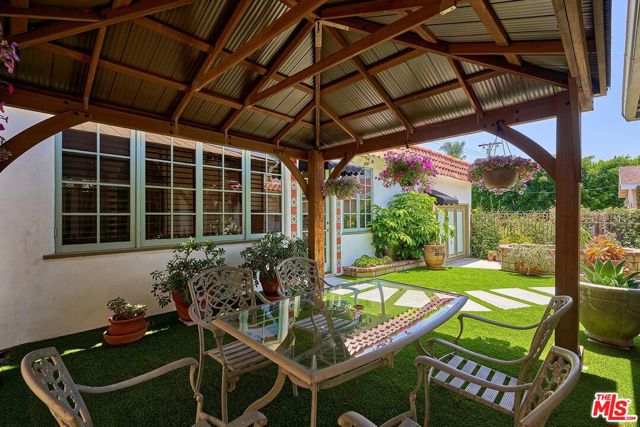 424 N Arden Boulevard, Los Angeles CA: https://media.crmls.org/mediaz/4b700d34-049b-4d48-8b31-0170f364a07d.jpg