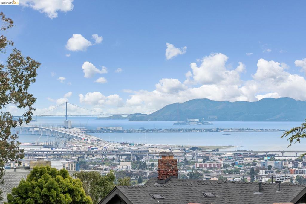 https://media.crmls.org/mediaz/4b704662-490f-4dd8-8a1d-5de490b0b82a.jpg?preset=X-Large