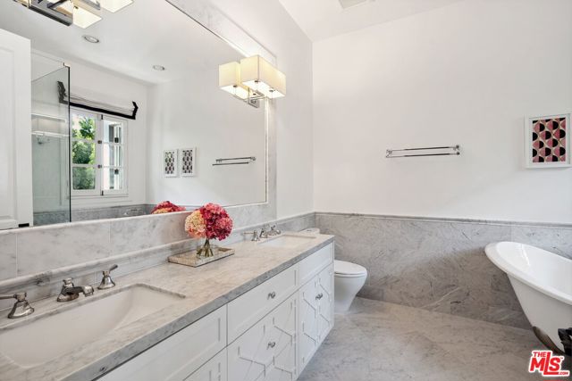 1600 Clear View Drive,  CA: https://media.crmls.org/mediaz/4b70b572-bce4-41af-84fb-92678a87e044.jpg