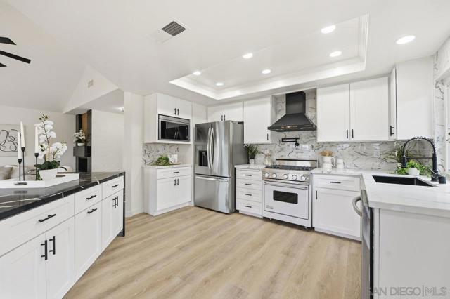 17676 Corte Sobrado, San Diego CA: https://media.crmls.org/mediaz/4b7118b8-88aa-4eb0-a131-23bbd6235279.jpg