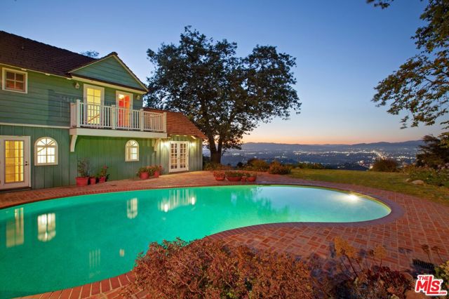 15401 Mulholland Drive, Los Angeles CA: https://media.crmls.org/mediaz/4b713b8e-b89b-4968-b5b0-de61a020199d.jpg