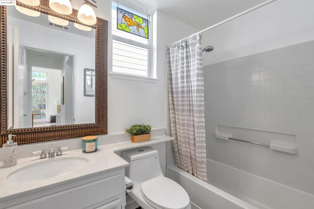 16 Bay Harbor Ct, Richmond CA: https://media.crmls.org/mediaz/4b719b43-59bd-476f-8182-7434966bcf04.jpg