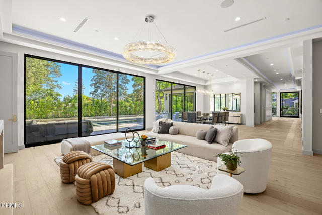 4828 Oakwood Avenue, La Canada Flintridge CA: https://media.crmls.org/mediaz/4b71a774-d50c-4408-b1dd-f1adf13123a8.jpg