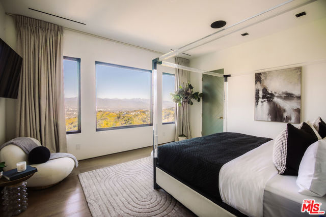 13331 Mulholland Drive, Beverly Hills CA: https://media.crmls.org/mediaz/4b735359-a111-4d1a-b62c-c6c7d8f8f4d0.jpg