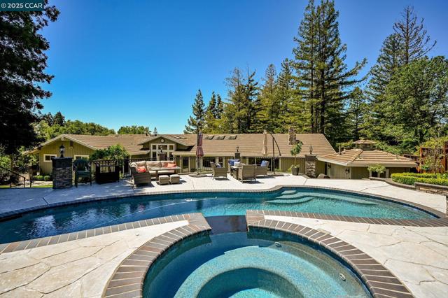 1883 Piedras Cir, Alamo CA: https://media.crmls.org/mediaz/4b740672-674a-4d2d-98d8-de660addb545.jpg