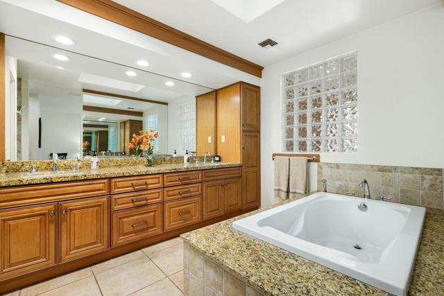 6 Stanford Drive, Rancho Mirage CA: https://media.crmls.org/mediaz/4b752608-bf8b-4569-8c78-2f6af0345759.jpg