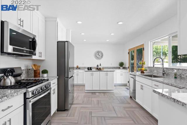 21 Lisa Ct, Brentwood CA: https://media.crmls.org/mediaz/4b755c62-ce0f-4056-8ebe-631422591617.jpg