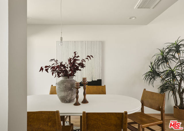 17155 Clemons Drive, Encino CA: https://media.crmls.org/mediaz/4b76dc04-3335-4f98-8368-15040623e494.jpg