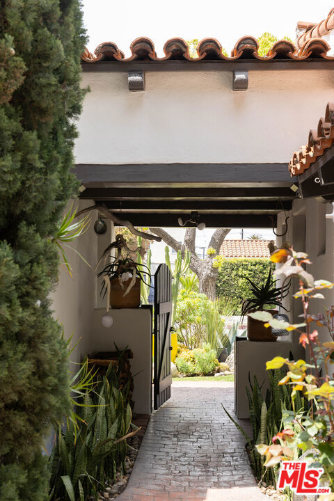 1012 Superba Avenue, Venice CA: https://media.crmls.org/mediaz/4b76ebbf-1c1a-47cd-85d6-d28eeba6f23f.jpg