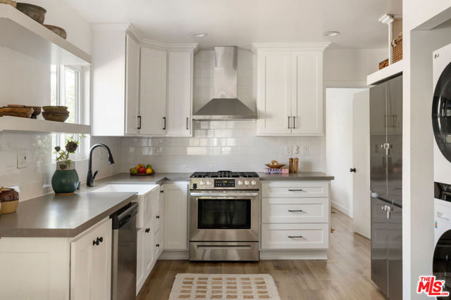 3330 Minto Court, Los Angeles CA: https://media.crmls.org/mediaz/4b771f36-4f0e-43b6-b10b-bea3f9d376cb.jpg