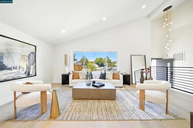 31 Junewood Ct, Danville CA: https://media.crmls.org/mediaz/4b7778ca-3f5c-448b-a867-f7cd3544cd05.jpg