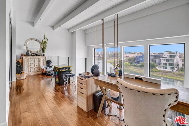 4105 Pacific Avenue, Marina del Rey CA: https://media.crmls.org/mediaz/4b783cdf-5ddf-4244-85ee-90518f93e49c.jpg