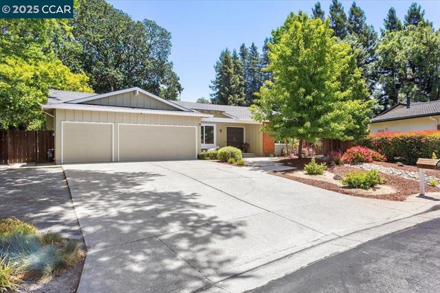115 Saint Jean Ct, Danville CA: https://media.crmls.org/mediaz/4b786ba1-878e-4fad-aeaf-515e564ffa02.jpg