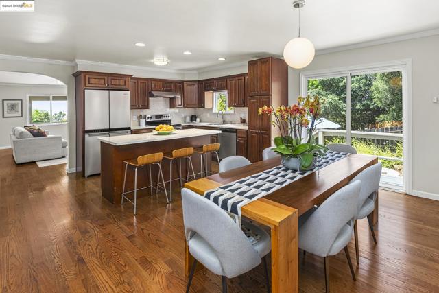 21 Maggiora Ct, Oakland CA: https://media.crmls.org/mediaz/4b7ad010-36d6-4c9a-8f35-b296b8ded695.jpg