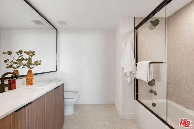 3688 Overland Avenue, Los Angeles CA: https://media.crmls.org/mediaz/4b7b3e73-73d2-4677-8a8c-a3a52918e89a.jpg