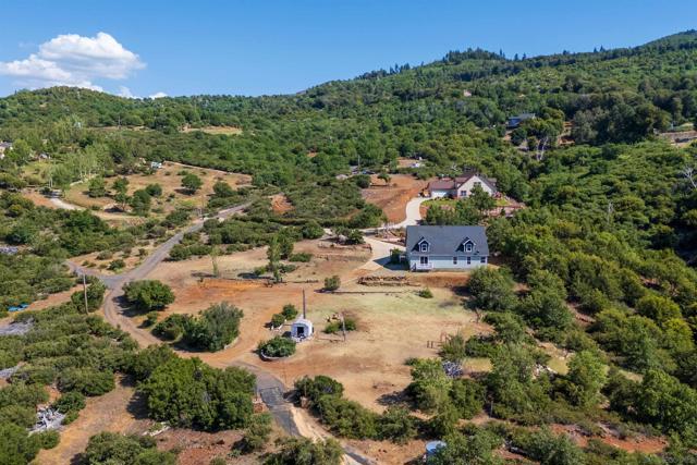 16725 Harrison Park Trail, Julian CA: https://media.crmls.org/mediaz/4b7bae6f-934d-43dc-9bde-6602da13389d.jpg