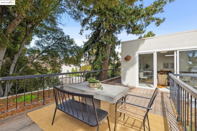 385 Jayne Ave, Oakland CA: https://media.crmls.org/mediaz/4b7c144e-3ea3-48f3-80c3-9c231db74115.jpg