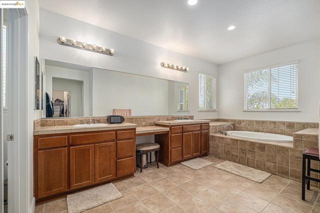 140 Ridge Crest Ct, Oakley CA: https://media.crmls.org/mediaz/4b7c2a5b-b08e-4df7-9461-01c9c7606130.jpg