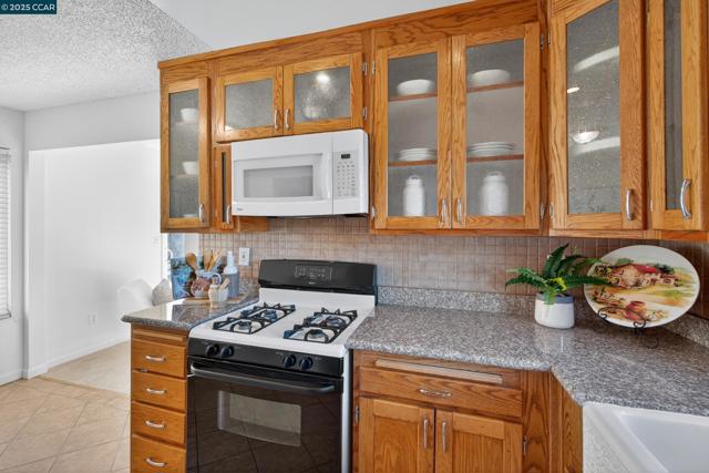 3904 Meadowbrook Cir, Pittsburg CA: https://media.crmls.org/mediaz/4b7e6305-8a80-4b18-9acd-0d403c6c851e.jpg