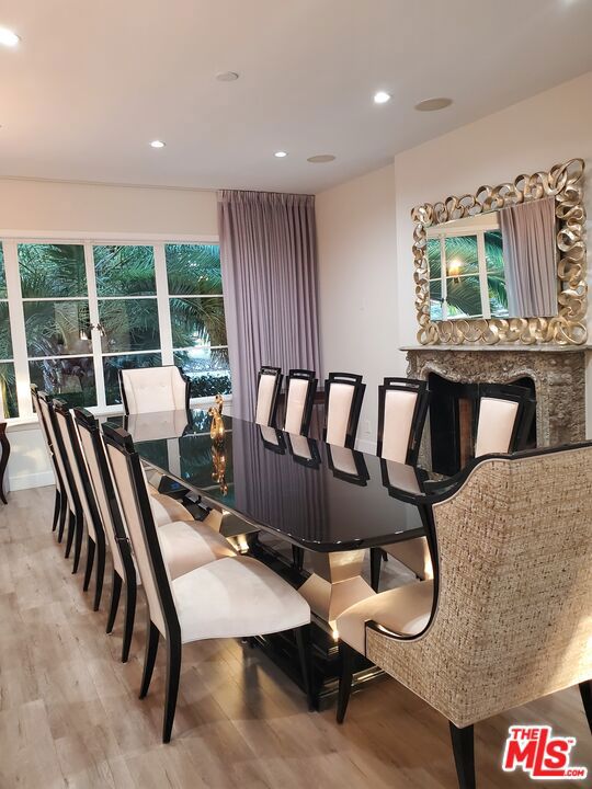 619 N RODEO Drive, Beverly Hills CA: https://media.crmls.org/mediaz/4b7e6d7d-921d-44dd-bdbb-d650e533a565.jpg