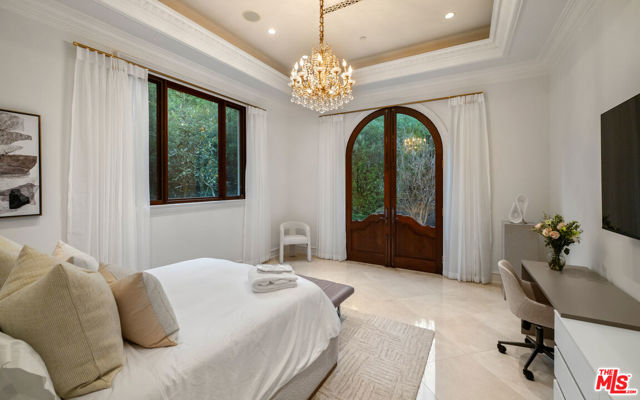 1021 N Crescent Drive, Beverly Hills CA: https://media.crmls.org/mediaz/4b7eeb05-193b-4103-b4c3-4b15f5cd30d2.jpg