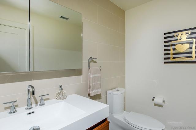 2641 Costebelle Dr, La Jolla CA: https://media.crmls.org/mediaz/4b7f53ac-4509-4be6-b1d5-7322c27b58df.jpg