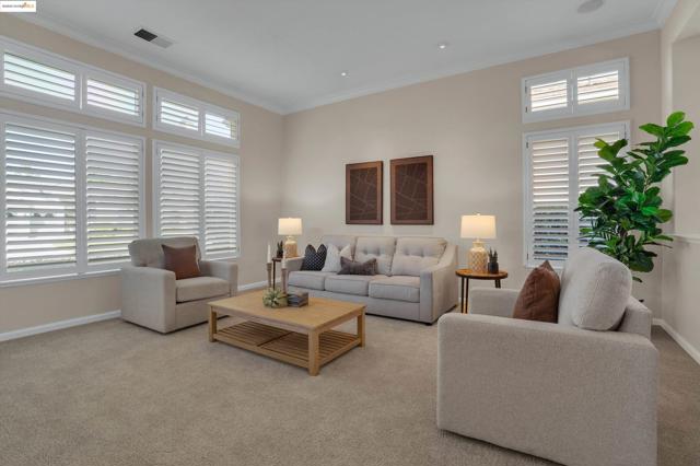 540 Central Park Pl, Brentwood CA: https://media.crmls.org/mediaz/4b7f5dca-14e1-4892-8cb5-464f352ff6b4.jpg
