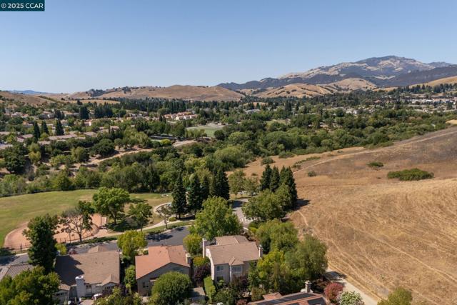 125 Coriander Ct, San Ramon CA: https://media.crmls.org/mediaz/4b7fa608-ed2e-4fb4-bddf-c5099b6627a9.jpg