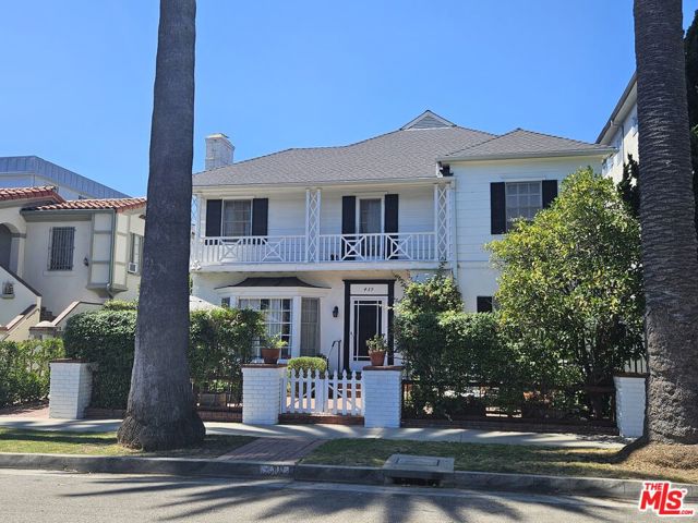441 1/2 S Palm Drive, Beverly Hills CA: https://media.crmls.org/mediaz/4b7ff70e-d26e-418d-9d0d-90410568dac7.jpg
