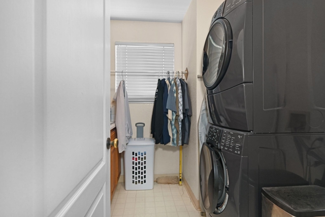 5233 Boulder Ct, Concord CA: https://media.crmls.org/mediaz/4b8044f4-248a-4e28-8ee7-005dfc899adc.jpg