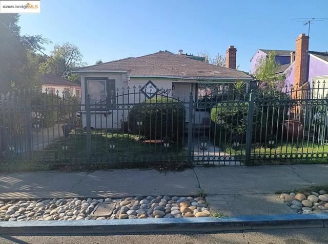 5467 Crittenden St, Oakland CA: https://media.crmls.org/mediaz/4b80bc9f-6cbb-4ce2-99fb-0730c93008b8.jpg