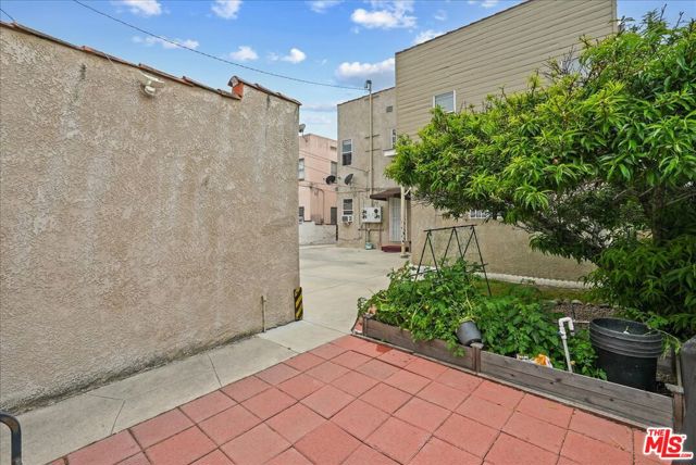 2818 S Bronson Avenue, Los Angeles CA: https://media.crmls.org/mediaz/4b80ddb2-ed6b-43bb-bcd0-d722827f2686.jpg