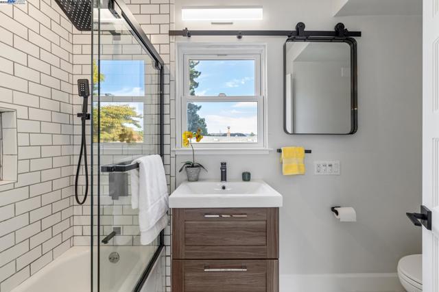 1525 Stanton St, Alameda CA: https://media.crmls.org/mediaz/4b81bbd9-6602-4db9-a4b2-3cd467f26507.jpg
