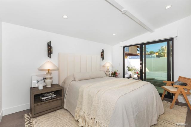 5527 Calumet Ave, La Jolla CA: https://media.crmls.org/mediaz/4b81f15c-c6ef-407b-8093-40df43e62360.jpg