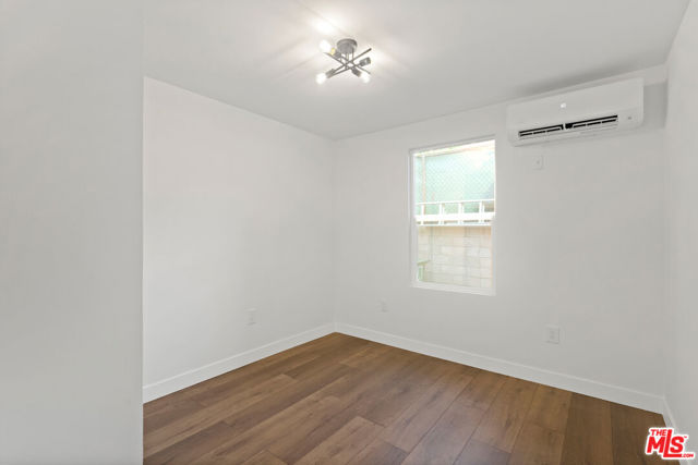 6727 7th Avenue, Los Angeles CA: https://media.crmls.org/mediaz/4b821865-edbe-43df-bba1-3e5d604b0bab.jpg