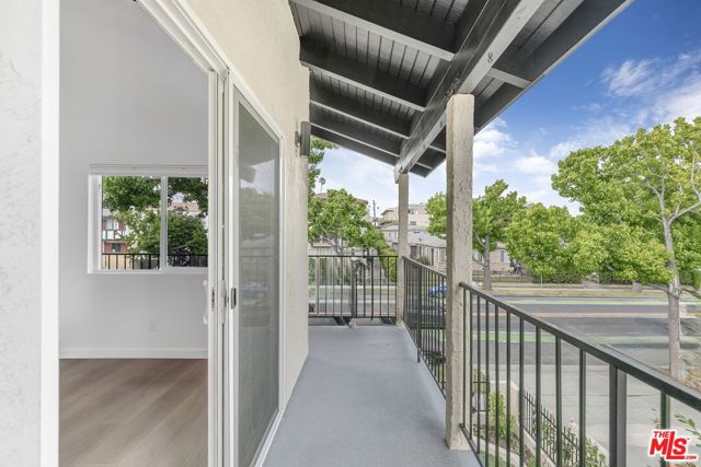 1536 11th Street, Santa Monica CA: https://media.crmls.org/mediaz/4b821aca-96e6-4615-bc03-71d9fc2c3af0.jpg